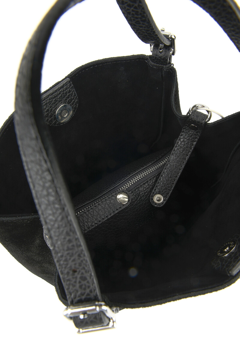 Черна дамска чанта от естествен велур с дръжки черна дамска чанта от естествен велур с дръжки и дълга презрамка