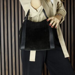 черна дамска чанта от естествен велур с дръжки и дълга презрамка