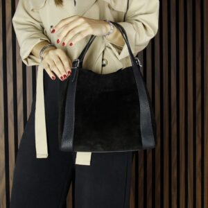 Черна дамска чанта от естествен велур с дръжки черна дамска чанта от естествен велур с дръжки и дълга презрамка