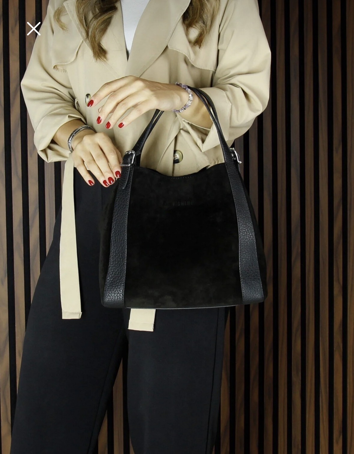 Черна дамска чанта от естествен велур с дръжки черна дамска чанта от естествен велур с дръжки и дълга презрамка