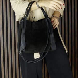 Черна дамска чанта от естествен велур с дръжки черна дамска чанта от естествен велур с дръжки и дълга презрамка