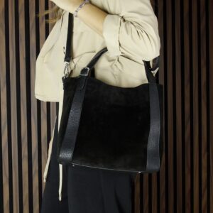 Черна дамска чанта от естествен велур с дръжки черна дамска чанта от естествен велур с дръжки и дълга презрамка