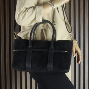 Черна дамска чанта от естествен велур с къси дръжки – елегантен модел