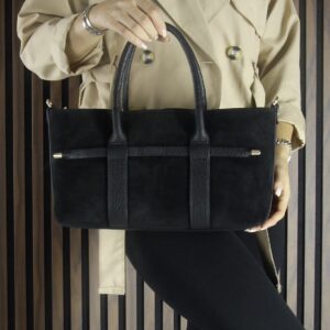 Черна дамска чанта от естествен велур с къси дръжки – елегантен модел