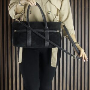 Черна дамска чанта от естествен велур с къси дръжки – елегантен модел