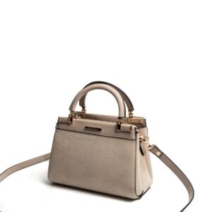 Бежова дамска чанта с дълга презрамка и къси дръжки елегантен модел