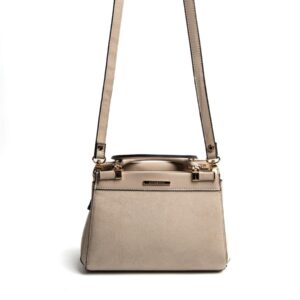 Бежова дамска чанта с дълга презрамка и къси дръжки елегантен модел