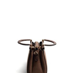 Тъмно кафява дамска чанта с дълга презрамка и къси дръжки елегантен модел