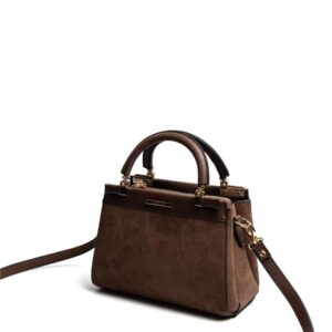 Тъмно кафява дамска чанта с дълга презрамка и къси дръжки елегантен модел