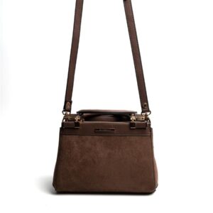 Тъмно кафява дамска чанта с дълга презрамка и къси дръжки елегантен модел