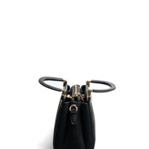 Черна дамска чанта с дълга презрамка и къси дръжки елегантен модел