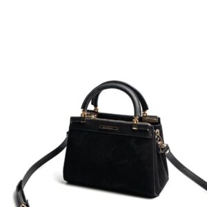 Черна дамска чанта с дълга презрамка и къси дръжки елегантен модел