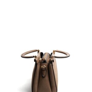 Дамска чанта цвят визон с дълга презрамка и къси дръжки елегантен модел