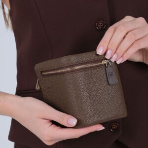 Дамски портфейл от висок клас еко кожа в тъмно кафяво с метална закопчалка – компактен и елегантен модел.