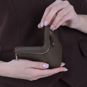 Дамски портфейл от висок клас еко кожа в тъмно кафяво с метална закопчалка – компактен и елегантен модел.