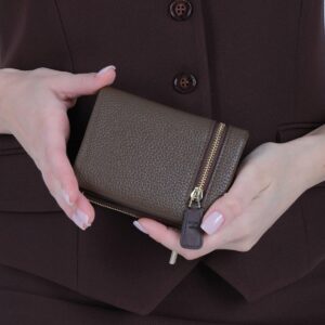 Дамски портфейл от висок клас еко кожа в тъмно кафяво с метална закопчалка – компактен и елегантен модел.