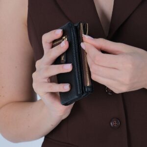 Дамски портфейл от висок клас еко кожа в черен цвят с метална закопчалка – компактен и елегантен модел.