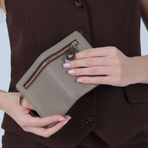 Дамски портфейл от висок клас еко кожа в цвят визон с метална закопчалка – компактен и елегантен модел.