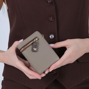 Дамски портфейл от висок клас еко кожа в цвят визон с метална закопчалка – компактен и елегантен модел.