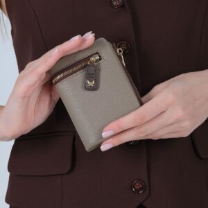 Дамски портфейл от висок клас еко кожа в цвят визон с метална закопчалка – компактен и елегантен модел.