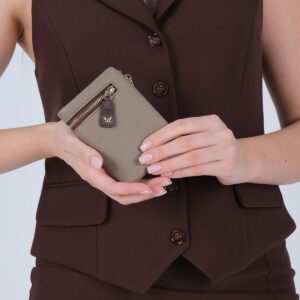 Дамски портфейл от висок клас еко кожа в цвят визон с метална закопчалка – компактен и елегантен модел.