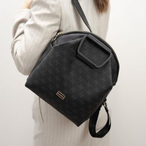 Дамска черна чанта с монограм и къси дръжки