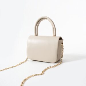 Елегантна бежова дамска чанта с къса дръжка Елегантна бежова дамска чанта с къса дръжка и декоративна висулка