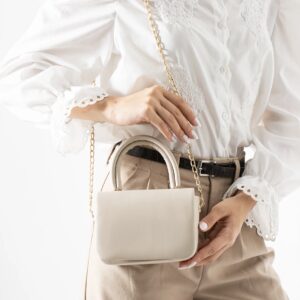 Елегантна бежова дамска чанта с къса дръжка Елегантна бежова дамска чанта с къса дръжка и декоративна висулка