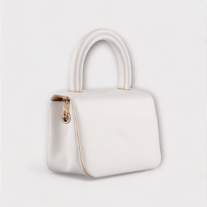 Елегантна бяла дамска чанта с къса дръжка 1 Елегантна бяла дамска чанта с къса дръжка и декоративна висулка