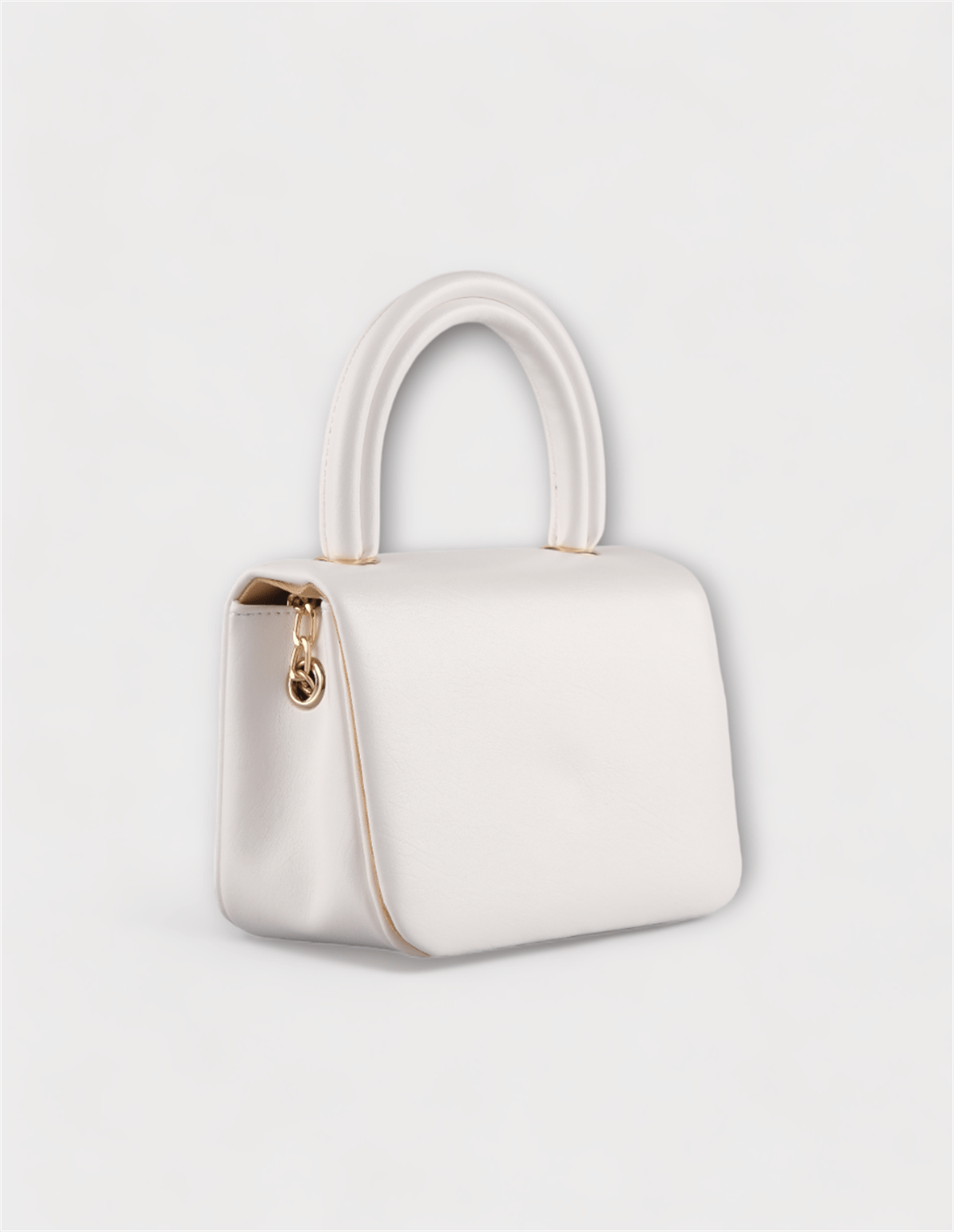 Елегантна бяла дамска чанта с къса дръжка 1 Елегантна бяла дамска чанта с къса дръжка и декоративна висулка