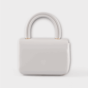 Елегантна бяла дамска чанта с къса дръжка 2 Елегантна бяла дамска чанта с къса дръжка и декоративна висулка