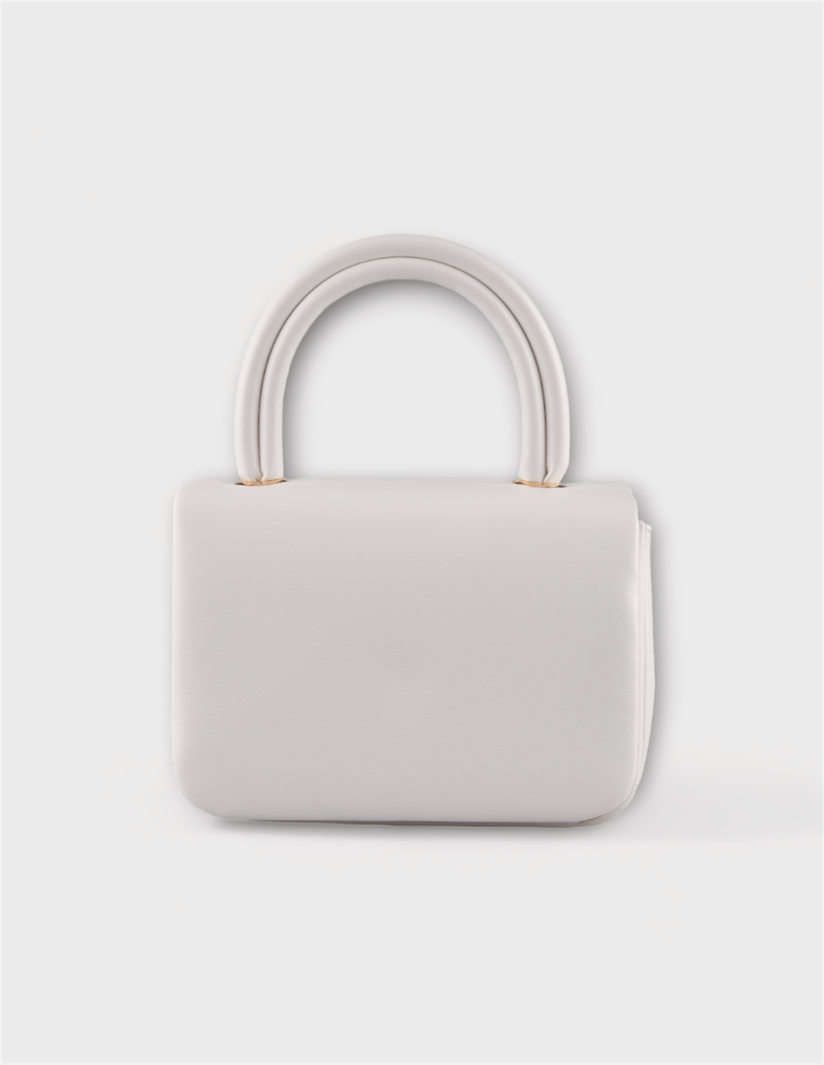 Елегантна бяла дамска чанта с къса дръжка 2 Елегантна бяла дамска чанта с къса дръжка и декоративна висулка