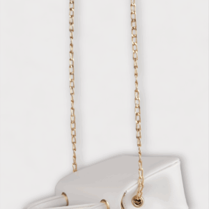 Елегантна бяла дамска чанта с къса дръжка 3 Елегантна бяла дамска чанта с къса дръжка и декоративна висулка