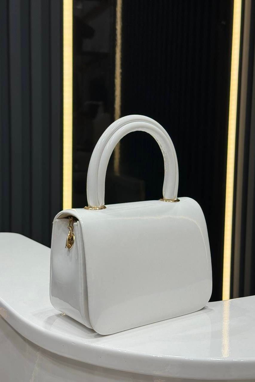 Елегантна бяла дамска чанта с къса дръжка Елегантна бяла дамска чанта с къса дръжка и декоративна висулка
