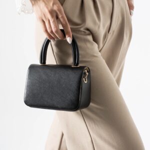 Елегантна черна дамска чанта с къса дръжка и декоративна висулка