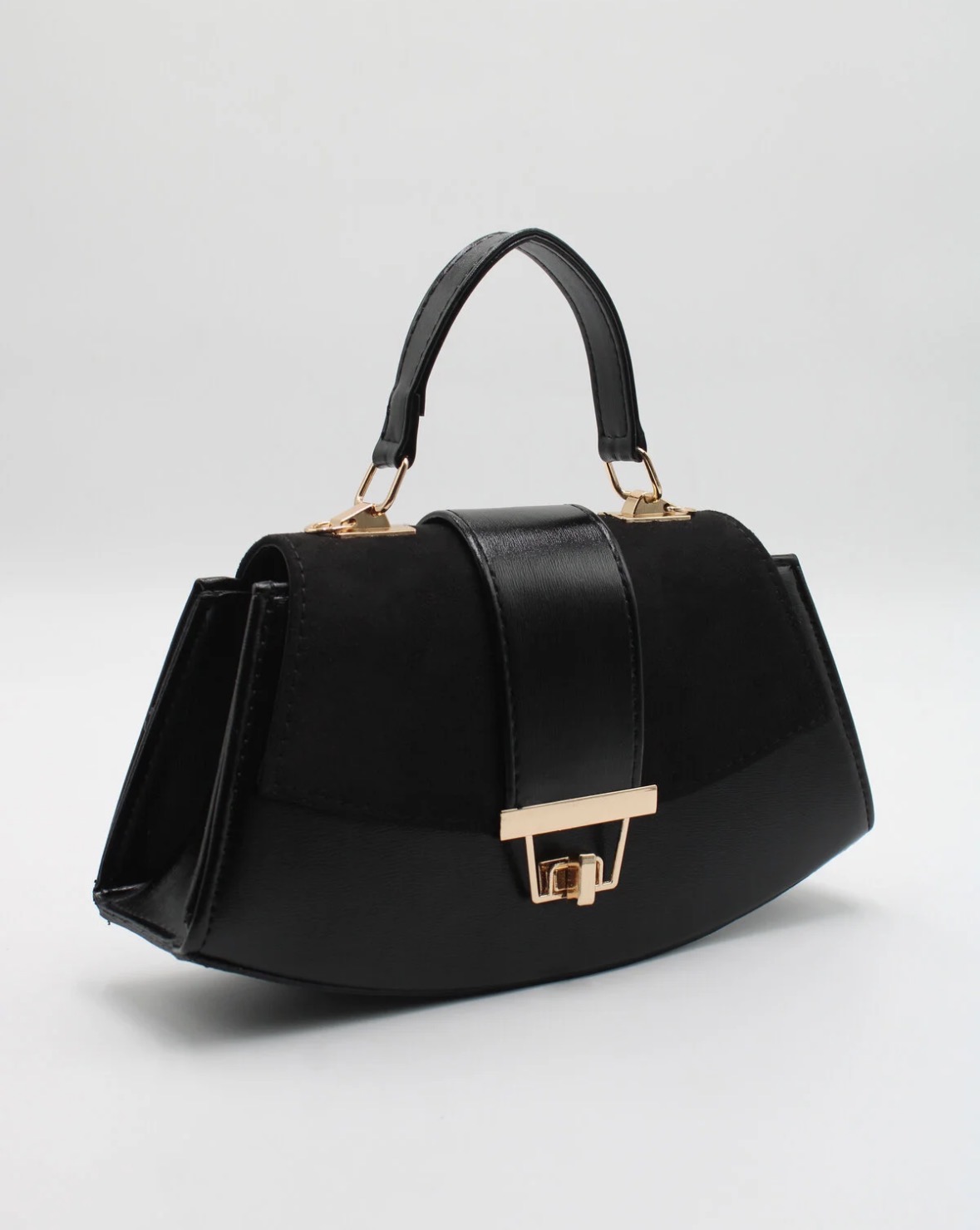 Малка дамска чанта с капак от велур черна Малка дамска чанта черна – елегантна дамска чанта с къса дръжка