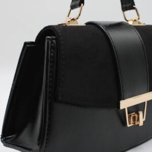 Малка дамска чанта с капак от велур черна Малка дамска чанта черна – елегантна дамска чанта с къса дръжка