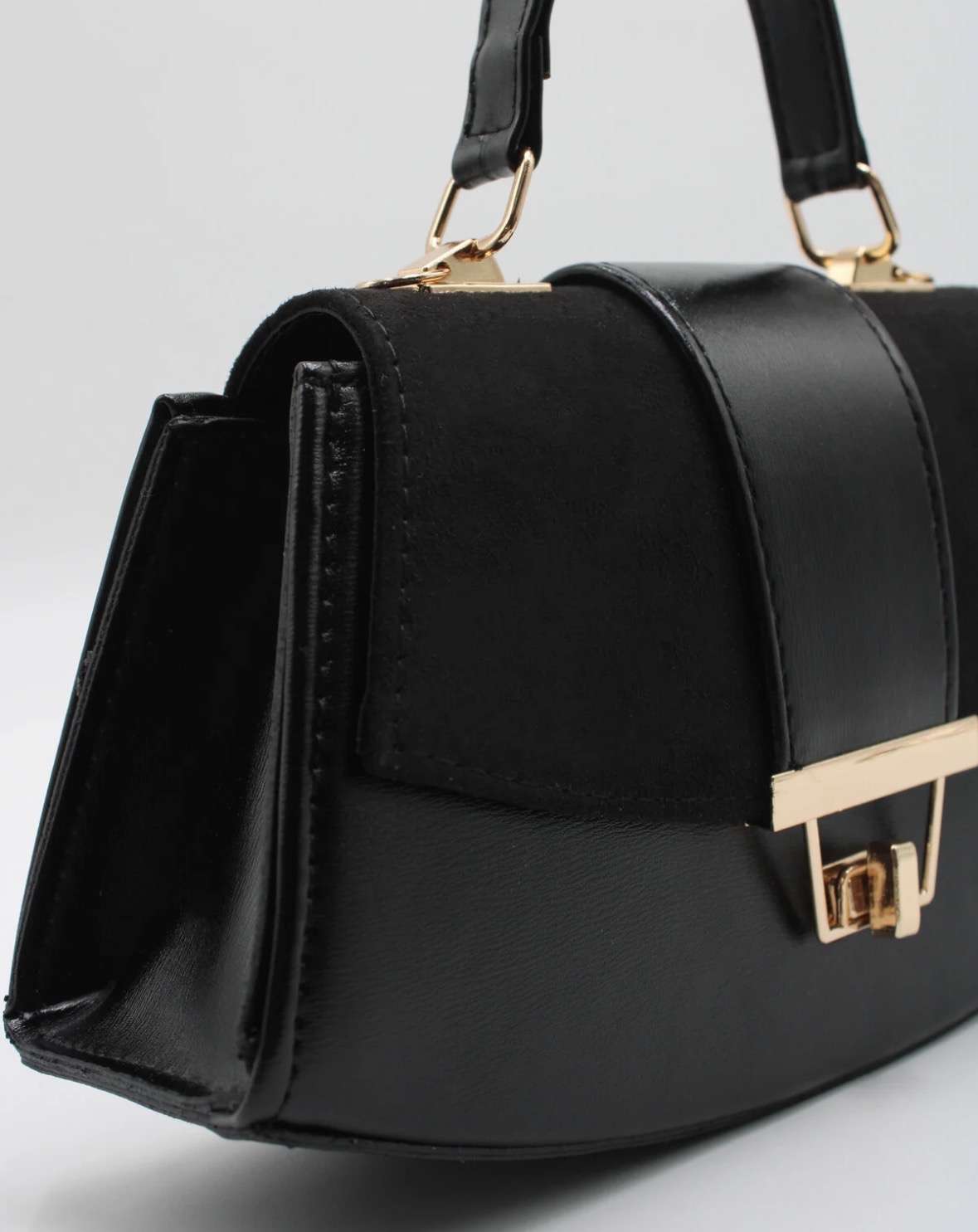 Малка дамска чанта с капак от велур черна Малка дамска чанта черна – елегантна дамска чанта с къса дръжка