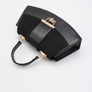 Малка дамска чанта с капак от велур черна Малка дамска чанта черна – елегантна дамска чанта с къса дръжка