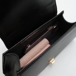 Малка дамска чанта с капак от велур черна Малка дамска чанта черна – елегантна дамска чанта с къса дръжка