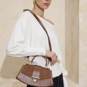 Малка дамска чанта светло кафява Малка дамска чанта светло кафява – елегантна дамска чанта с къса дръжка