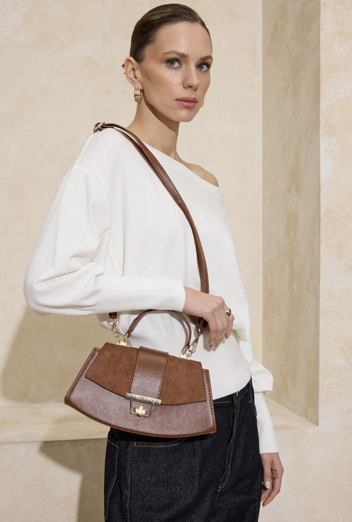 Малка дамска чанта светло кафява Малка дамска чанта светло кафява – елегантна дамска чанта с къса дръжка