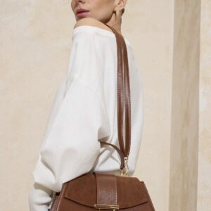 Малка дамска чанта светло кафява Малка дамска чанта светло кафява – елегантна дамска чанта с къса дръжка