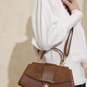 Малка дамска чанта светло кафява Малка дамска чанта светло кафява – елегантна дамска чанта с къса дръжка