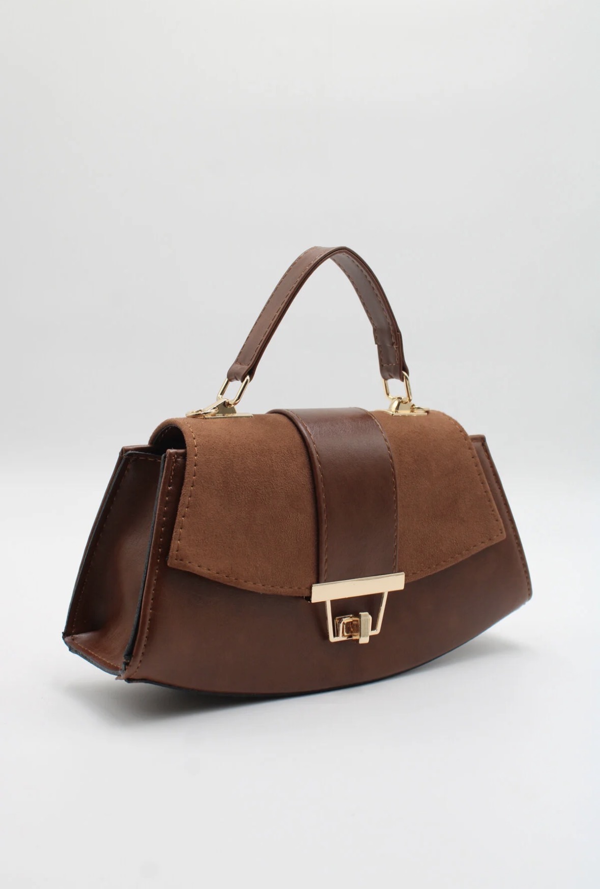 Малка дамска чанта светло кафява Малка дамска чанта светло кафява – елегантна дамска чанта с къса дръжка