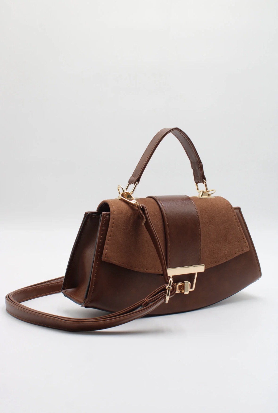 Малка дамска чанта светло кафява Малка дамска чанта светло кафява – елегантна дамска чанта с къса дръжка