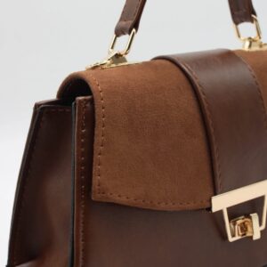 Малка дамска чанта светло кафява Малка дамска чанта светло кафява – елегантна дамска чанта с къса дръжка