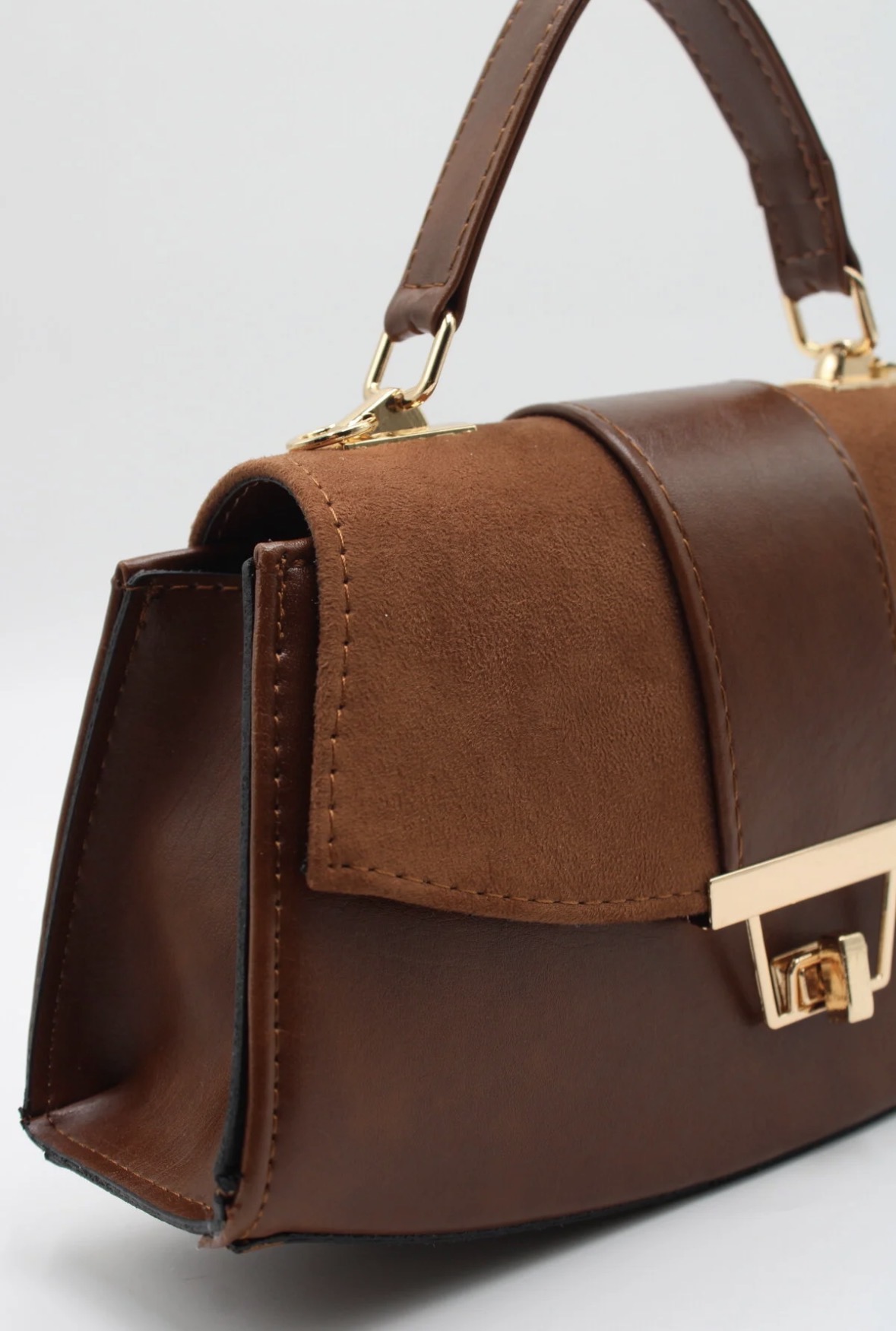 Малка дамска чанта светло кафява Малка дамска чанта светло кафява – елегантна дамска чанта с къса дръжка