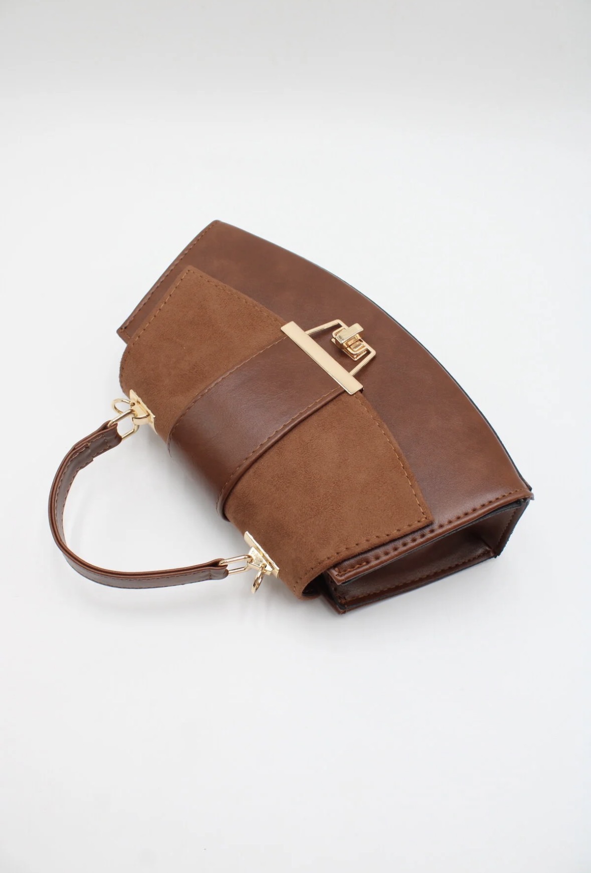 Малка дамска чанта светло кафява Малка дамска чанта светло кафява – елегантна дамска чанта с къса дръжка