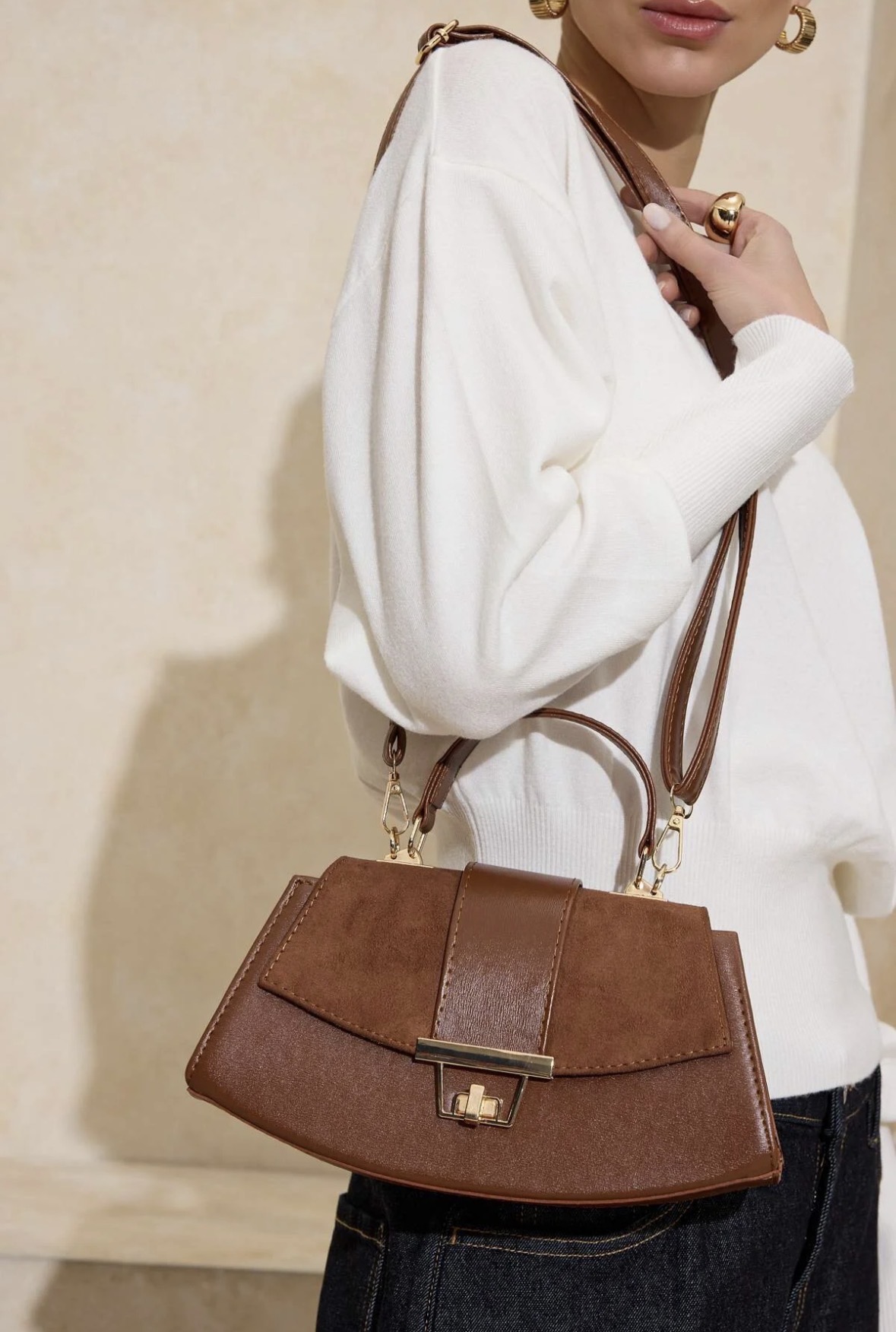 Малка дамска чанта светло кафява Малка дамска чанта светло кафява – елегантна дамска чанта с къса дръжка